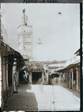 Image représentant Une partie des souks, au fond une mosquée