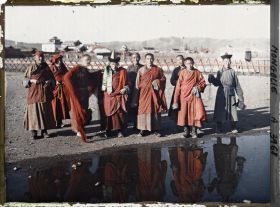 Image représentant Des lamas et un laïc aux abords du palais Jaune