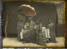 Image représentant Portrait du chef  Justin Aho entouré de ses femmes