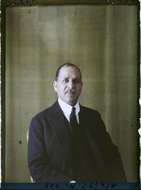 Image représentant https://musee-albert-kahn.s-museum.fr/home/NWQ2OTAwYzNmYjZlZTk1ZWQwODJmMjY4L2dlbmVyaWMtbm90aWNlLXRhYi9waHlzaWNhbE11c2V1bUl0ZW0vNjE3YTdhNDdjZjhiODk2OGIzMzhhYjA2/5d6900c3fb6ee95ed082f268/generic-notice-tab/physicalMuseumItem/617a7a44cf8b8968b3385efa Sirdar Muhabbat Rai