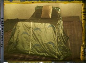 Image représentant Le lit funéraire à l'intérieur de la tombe de  null Béhanzin, palais d'Abomey