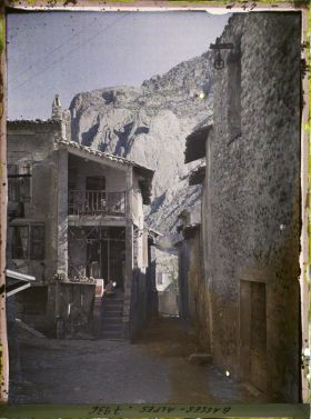 Image représentant Une maison à double balcons, avec en arrière plan le rocher de la rive gauche de la Durance