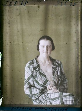 Image représentant https://musee-albert-kahn.s-museum.fr/home/NWQ2OTAwYzNmYjZlZTk1ZWQwODJmMjY4L2dlbmVyaWMtbm90aWNlLXRhYi9hdXRob3JpdHkvNjE3YTc5ZjVjZjhiODk2OGIzMzM3ZDIx/5d6900c3fb6ee95ed082f268/generic-notice-tab/authority/617a79ebcf8b8968b33368b9 Madame Bitolaud