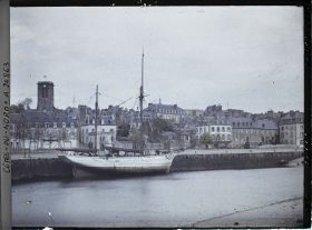 Image représentant Le quai d'Aiguillon avec à gauche la tour de l'église Saint-Jean-du-Baly