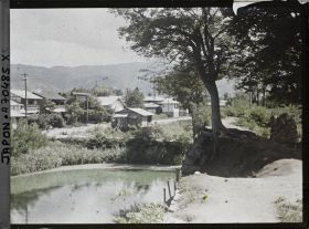 Image représentant Ruines d'anciennes douves ou simple cours d'eau (?) et une partie de la ville