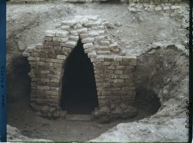 Image représentant Entrée par un escalier d'un caveau voûté en encorbellement