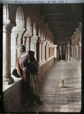 Image représentant Madame Cyprienne Douine, posant dans la colonnade couverte de sa villa Cypris au Cap Martin