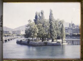 Image représentant L'île Rousseau, le Rhône et le pont des Bergues vus de l'Hôtel des Berges