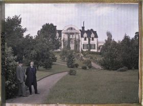 Image représentant Deux membres de la famille Palme devant la villa éponyme