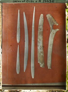 Image représentant France, St Germain-en-Laye, Musée : 1 Bton de Commt ornemts pointillés (55040) 1 Pointe polissoir avec Gravure de pat; de Renne 55008, grande pointe de lance, blanche 55011, autre pointe 55009 ; pointe de lance ornée 55020. Pte de lance avec tête de bouquetin 55023 (grotte de Placard)