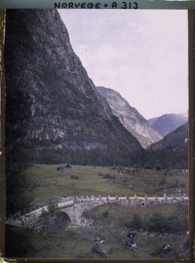 Image représentant La famille Motono (?) assise dans la montagne