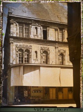 Image représentant Les magasins des Nouvelles Galeries, dans un hôtel d'époque Renaissance, rue du Pont