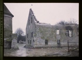 Image représentant France, Neufmontiers, La moitié de la tour du Colombier à g. et la gde cheminée de la machine à battre