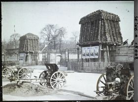 Image représentant Canons pris aux Allemands exposés place de la Concorde, Chevaux de Marly protégés contre les bombardements à l'entrée de jardin des Tuileries, Affiches pour l'emprunt national
