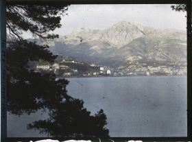 Image représentant Vue sur les abords de Menton et son arrière-pays, dans la lumière du soir