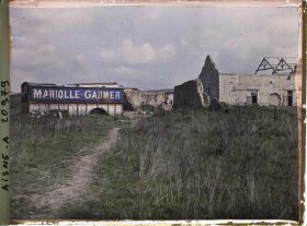 Image représentant France, Guignicourt, Une voiture de Démenagement qui sert d'habitation