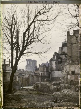 Image représentant France, Reims, Effet du soir vers la Cathédrale