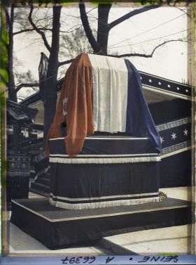 Image représentant Les funérailles d'Aristide Briand, le catafalque devant le ministère des Affaires Étrangères