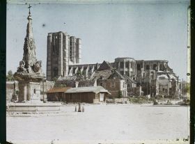 Image représentant France, Noyon, Place de l'Hôtel de Ville - Fontaine et Cathédrale