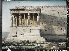 Image représentant Sur l'Acropole, la tribune des Cariatides à l'extrémité du mur sud de l'Erechtheion