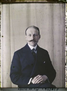 Image représentant Monsieur  https://musee-albert-kahn.s-museum.fr/home/NWQ2OTAwYzNmYjZlZTk1ZWQwODJmMjY4L2dlbmVyaWMtbm90aWNlLXRhYi9hdXRob3JpdHkvNjE3YTc5ZjVjZjhiODk2OGIzMzM3ZDIx/5d6900c3fb6ee95ed082f268/generic-notice-tab/authority/617a79ebcf8b8968b33379e7 de Vitry