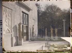 Image représentant L'Exposition des arts décoratifs, Patio de la fédération des artistes décorateurs, Entrée de la classe 7 de la galerie de la section française
