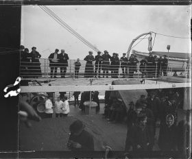Image représentant Passagers des 3emes classes sur l'entrepont et passagers des 2emes classes sur la passerelle