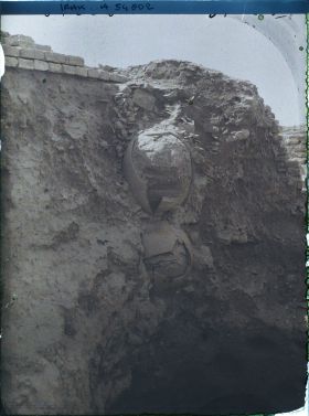 Image représentant Rangée verticale de jarres emboîtées (réemploi ?)