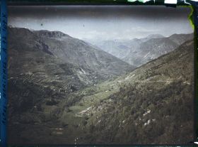 Image représentant Vue générale d'une vallée de petite montagne avec restanques et maisons isolées