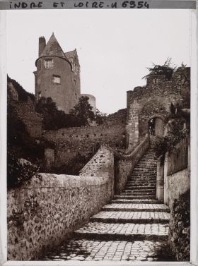 Image représentant Un escalier qui monte vers le château
