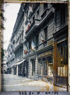 Image représentant La rue de Medicis décorée de drapeaux pour les fêtes de la Victoire des 13 et 14 juillet 1919