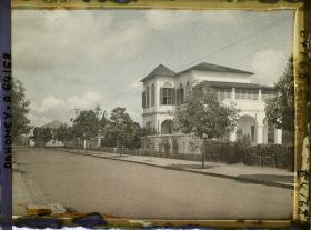 Image représentant L'avenue Victor-Ballot ou l'actuelle place Jean-Bayol ?