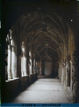 Image représentant France, Cadouin, Le cloître 1 des portes du XVe ensemble près de plus loin