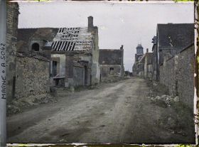 Image représentant Le rue de l'église, au fond le clocher partiellement détruit