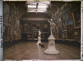 Image représentant Les deux sculptures de Diane par Jean Falguière, dans la grande salle de peintures du musée des Augustins