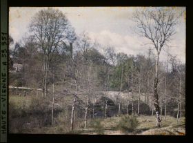 Image représentant Le pont de la Tour au dessus de l'Isle sur les communes de Jumilhac en Dordogne, Saint-Yrieix-la-Perche et Le Chalard