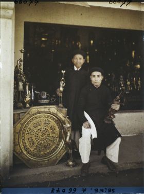 Image représentant L'Exposition Coloniale Internationale de 1931, deux marchands de cuivre tonkinois