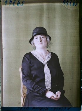 Image représentant https://musee-albert-kahn.s-museum.fr/home/NWQ2OTAwYzNmYjZlZTk1ZWQwODJmMjY4L2dlbmVyaWMtbm90aWNlLXRhYi9hdXRob3JpdHkvNjE3YTc5ZjVjZjhiODk2OGIzMzM3ZDIx/5d6900c3fb6ee95ed082f268/generic-notice-tab/authority/617a79ebcf8b8968b3336db7 Madame Glay