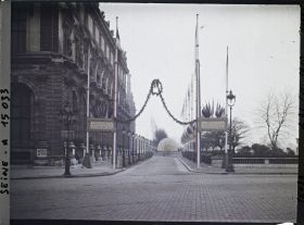 Image représentant Installation pour la souscription à l'emprunt national au Louvre, devant le pavillon des Etats et l'aile de Flore