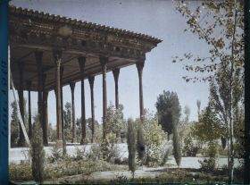 Image représentant Le Chehel Sotoun (pavillon des quarante colonnes) (1647), le portique côté jardin
