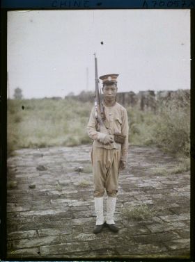 Image représentant Jeune soldat de l'infanterie sur le chemin de ronde d'une muraille
