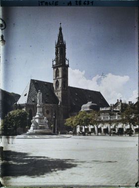 Image représentant La Waltherplatz (Piazza Walther) et le duomo à Bolzano (Bozen)