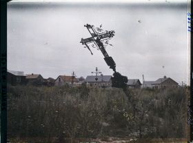 Image représentant Combles, La Grande Croix du Cimetière du Village et maisons reconstruites