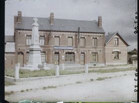 Image représentant France, Achiet, La Poste et le Monumt aux Morts (refait)