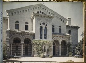 Image représentant La façade nord de la villa Cypris, côté rue, vue de face