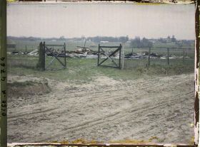 Image représentant Restes d'un grand hangar autrefois rempli de grains, le village au fond à l'arrière plan
