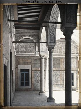 Image représentant Une galerie du patio de Dar-el-Hussein appelé aussi hôtel de la Division