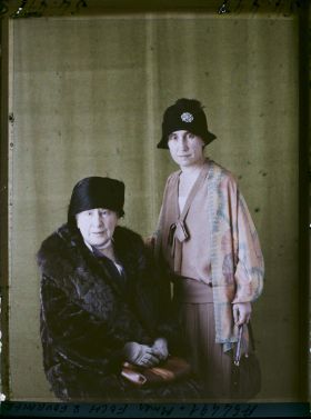 Image représentant https://musee-albert-kahn.s-museum.fr/home/NWQ2OTAwYzNmYjZlZTk1ZWQwODJmMjY4L2dlbmVyaWMtbm90aWNlLXRhYi9hdXRob3JpdHkvNjE3YTc5ZjVjZjhiODk2OGIzMzM3ZDIx/5d6900c3fb6ee95ed082f268/generic-notice-tab/authority/617a79ebcf8b8968b3336d43 La Maréchale Foch et sa fille  https://musee-albert-kahn.s-museum.fr/home/NWQ2OTAwYzNmYjZlZTk1ZWQwODJmMjY4L2dlbmVyaWMtbm90aWNlLXRhYi9hdXRob3JpdHkvNjE3YTc5ZjVjZjhiODk2OGIzMzM3ZDIx/5d6900c3fb6ee95ed082f268/generic-notice-tab/authority/617a79ebcf8b8968b3336d60 Madame Fournier