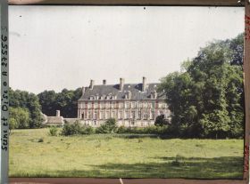 Image représentant France, Les Mesnuls, Coté Ouest du Chateau vu des prés