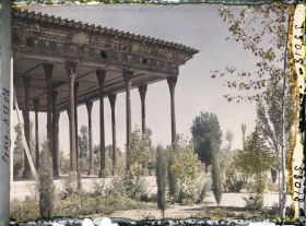 Image représentant Le Chehel Sotoun (pavillon des quarante colonnes) (1647), le portique côté jardin